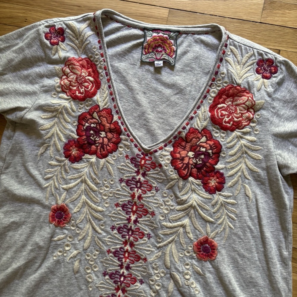 Johnny Was Embroidered Floral Maya Everyday Tee Top Womens XS Boho Gray Red